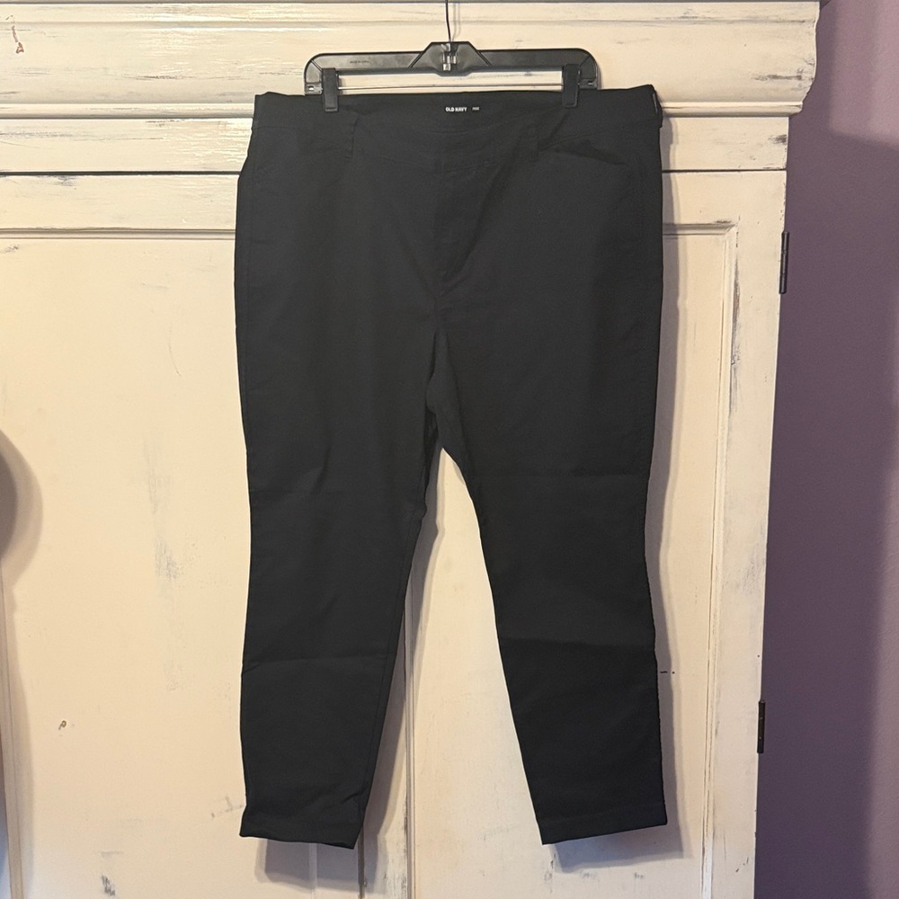 NWOT Old Navy Twill Black Pixie Chinos